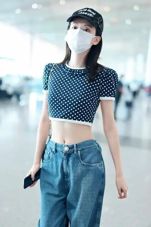 乔欣的腰也太细了吧裤腰都变得松垮下垂配短上衣真博眼球