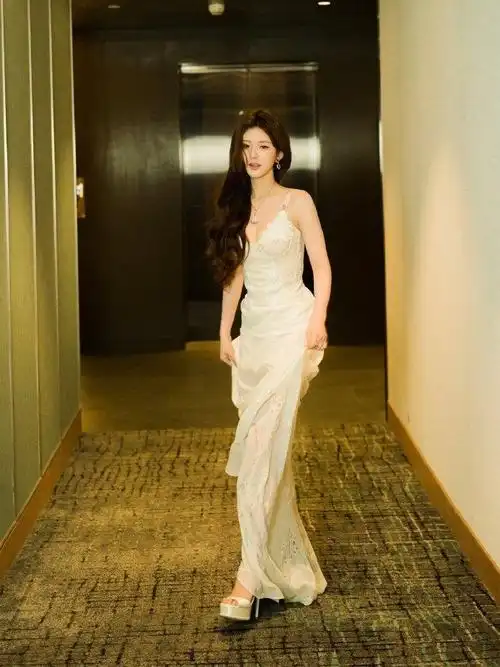 赵露思一组柔美的吊带蕾丝裙写真图集