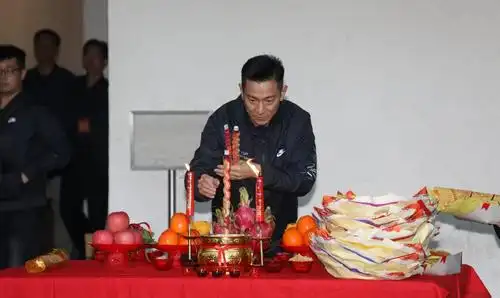 原创刘德华个唱举行拜神仪式,数百名歌迷排长龙观看,纪念品价格曝光