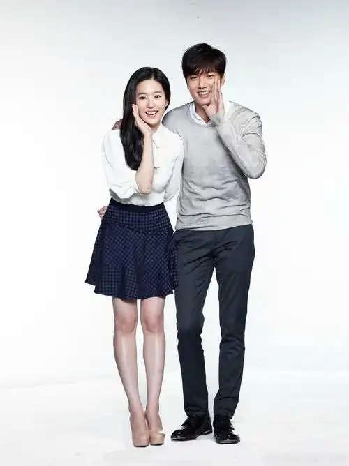 李敏镐与刘亦菲共同代言某品牌,二人牵手拍摄的宣传画报公开.