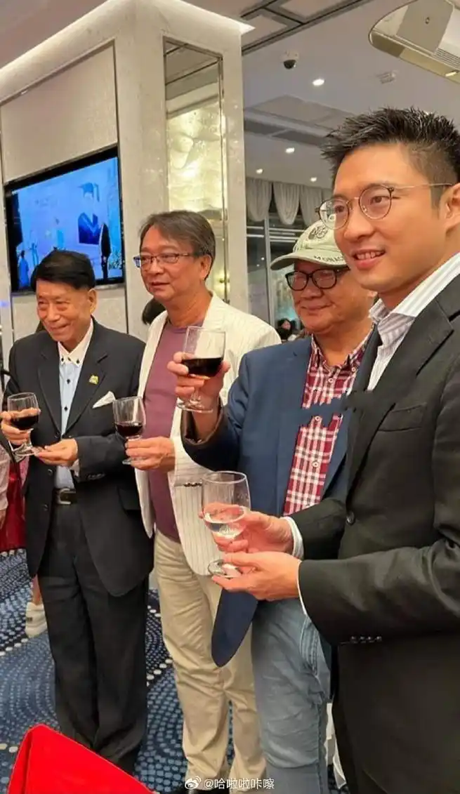 郭晶晶的公公携霍启山参加寿宴,霍启山还换了新发型,干练又帅气