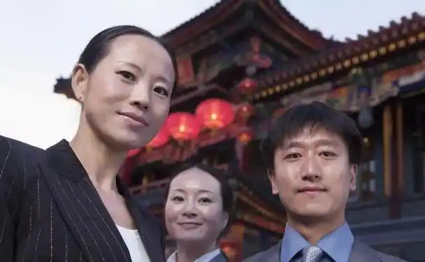 演员何冰为什么结婚几十年0绯闻看看妻子是谁你就知道了