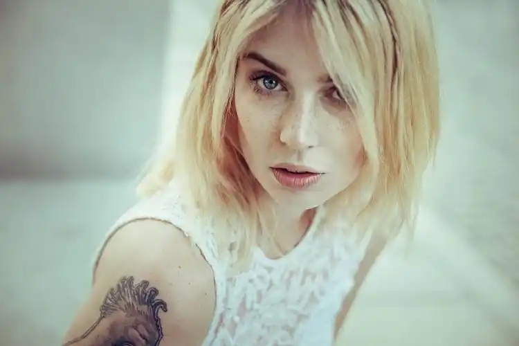 womenscarlettsimoneitmodelblondefrecklesblueeyestattoo壁纸图片