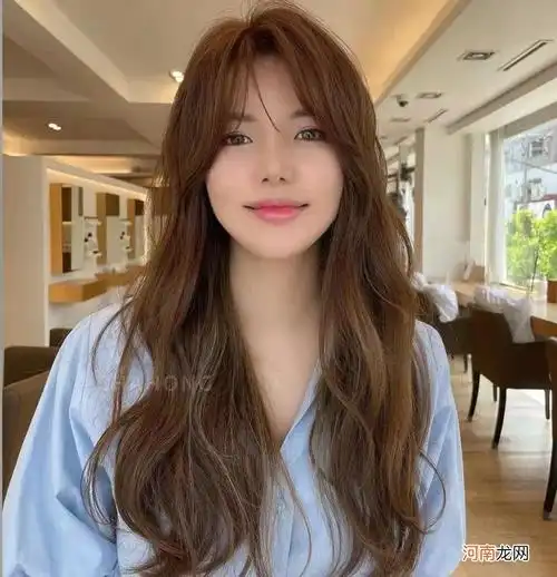 文章插图法式卷发和八字刘海已经成为网红发型的标配,再搭配巧克力棕