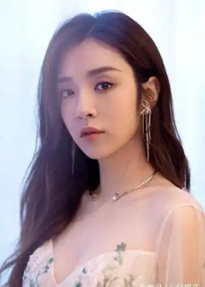 王晓晨与母亲合影似姐妹,给妈妈的母亲节礼物暴露家中豪宅!