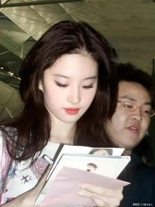 刘亦菲早期机场图,美到发光