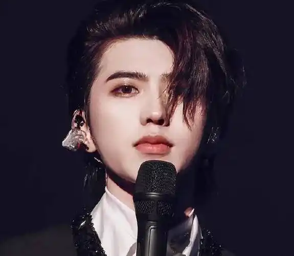 蔡徐坤有对象的消息属实吗?这对他的粉丝意味着什么?