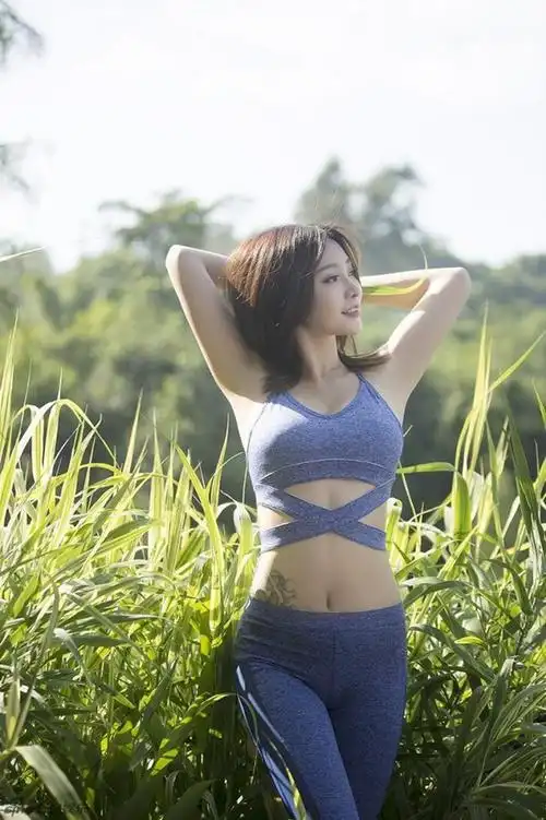 柳岩运动bra户外写真照,性感依旧