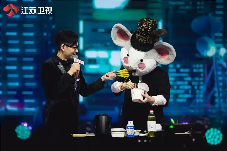 蒙面唱将猜猜猜三栖女神惊艳登场猜评团齐秀螃蟹舞