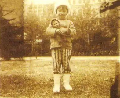 斜挎解放包身穿小花袄 王菲幼年北京生活照曝光