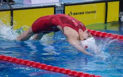 游泳冠军赛张雨霏送惊喜,傅园慧犯规无缘直通