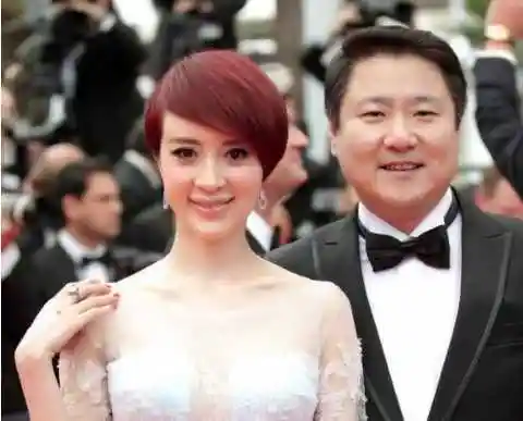 金巧巧为9岁女儿庆生一双儿女遗传妈妈美貌和身材老公于冬罕出镜