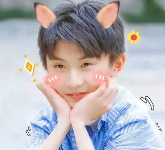 马嘉祺托腮照好可爱