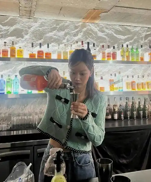 李惠利近照状态#李惠利在ins更新状态,晒与金泰妍相聚合照,画报拍摄