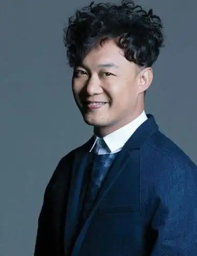 陈奕迅的卷发搭配真厉害,显发量多又能藏发际线,动作浮夸好抢眼
