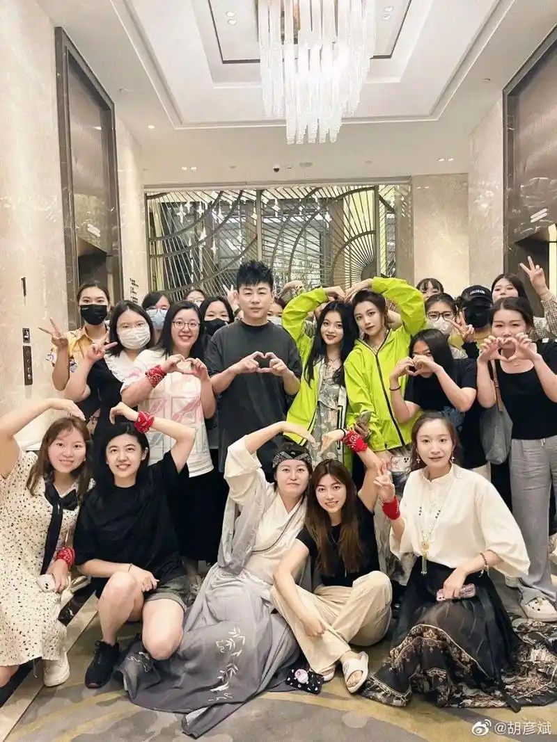 胡彦斌发合照感谢粉丝 胡彦斌谢谢你们又陪我度过了一个重要的时刻