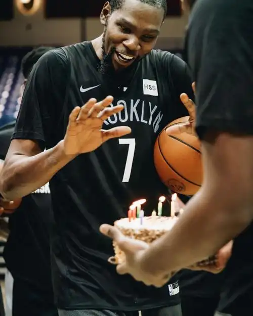 这是啥表情新秀为杜兰特送上生日蛋糕kd异常惊喜