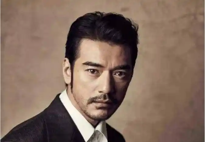 宝强从傻根变型男,陈坤帅出国际范_胡须_胡歌_桑仓