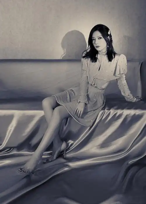 44岁赵薇化身复古名伶 穿丝绒连身裙戴水晶发夹