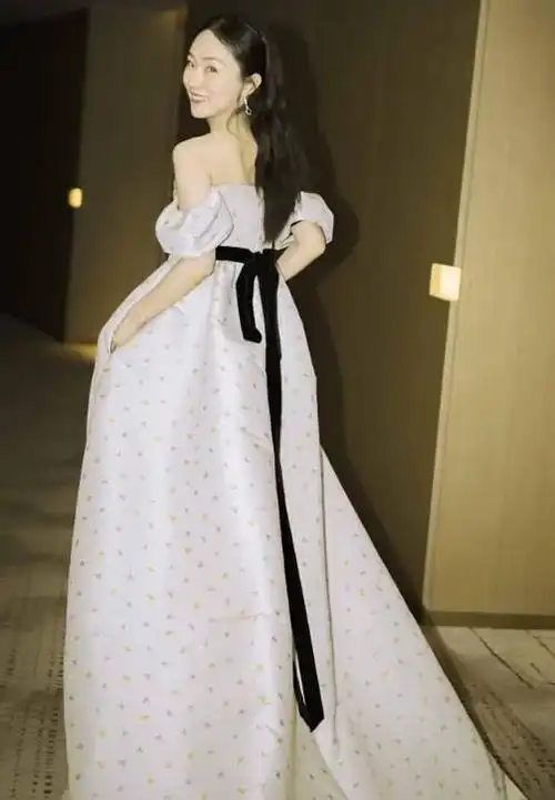 霍思燕的魅力真优雅泡泡袖搭配显出贵气感更有一种高端味道