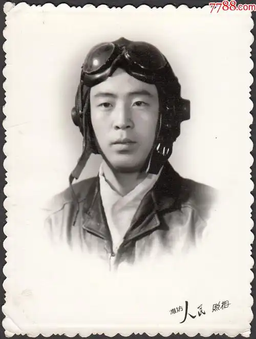 缩小更多"老照片"商品>>>>￥1010品99戴奖章的空军军人￥159