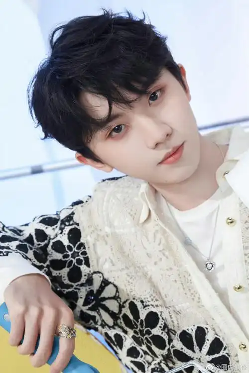 马嘉祺蓝色爱心项链##时代少年团演唱会倒计时6天