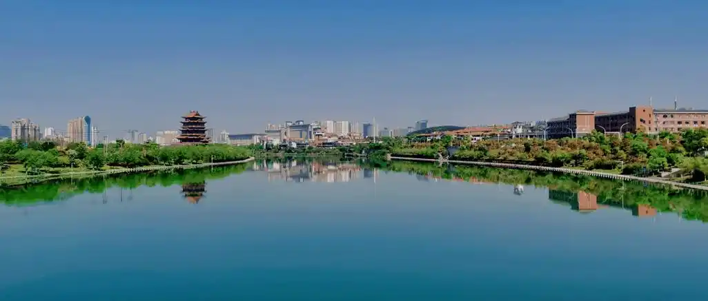 天空澄碧,纤云不染远山含黛,绿水蓝天蓝天白云下的秀江河竟是如此"