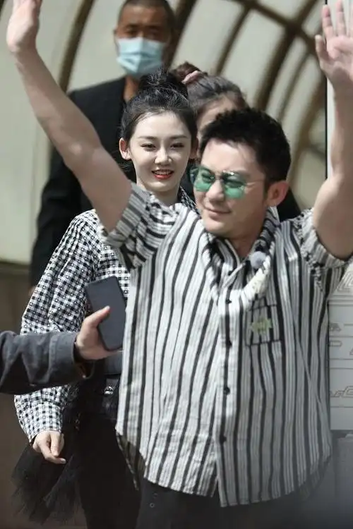 郑恺老婆苗苗现身《奔跑吧》录制,一身格纹造型很俏皮,感觉挺嫩|裙装