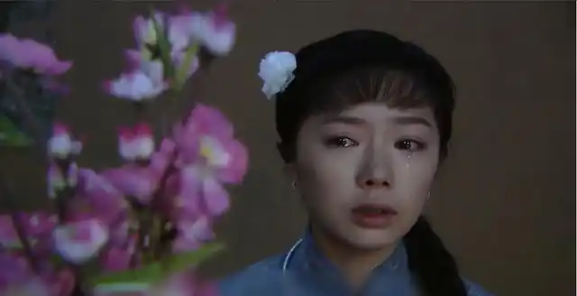 年轻男女相约服毒殉情,男孩却偷偷调换了毒药:《围屋里的桃花》