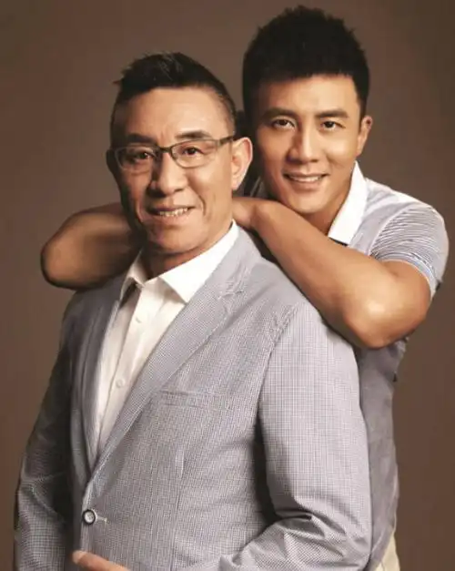 杜志国"三婚出轨门"后,儿子杜淳开工,胡子寸长面容憔悴