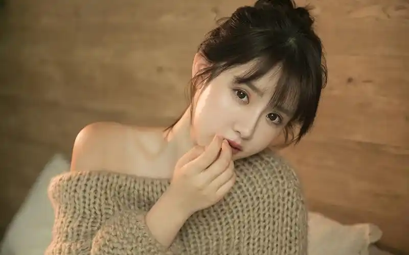 桌面壁纸 美女 生活写真 > 露肩毛衣美女图片壁纸壁纸分辨率:(1920x