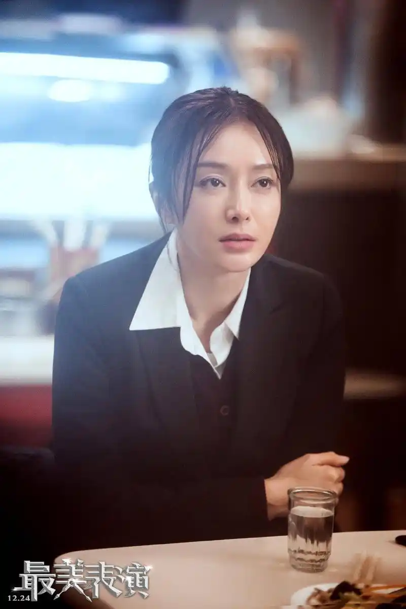 秦岚身穿职业装面馆吃面 半夜拍摄面带微笑温暖众人