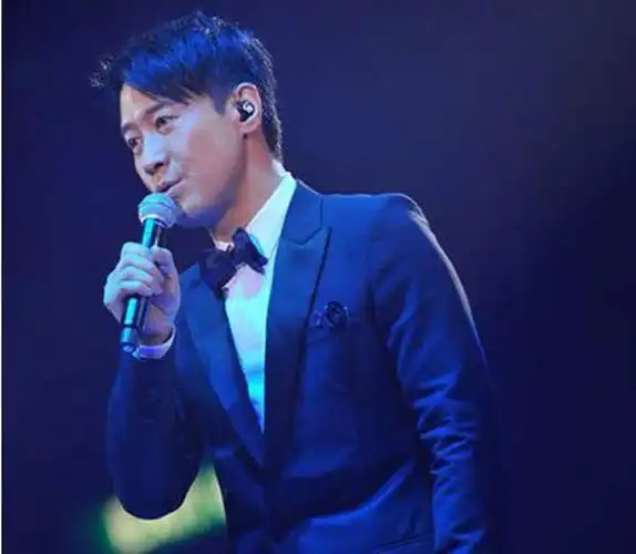 蒙面唱将2煎蛋侠是谁 被猜是天王巨星黎明