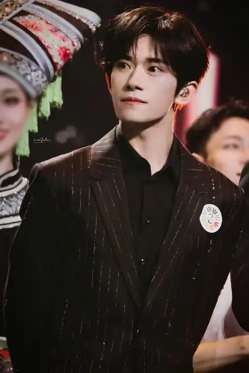 易烊千玺献唱不辞星海