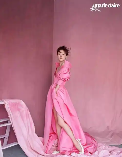 孙俪《嘉人》11月刊封面,穿深v长裙大秀酒杯腿,太绝了