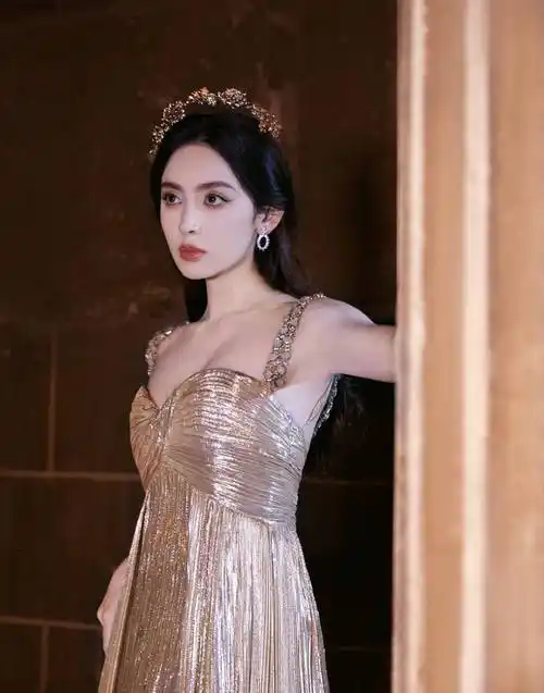 娜扎维纳斯女神的风格,诱人的事业和绝美的美貌_古力娜扎_裙子_镀金