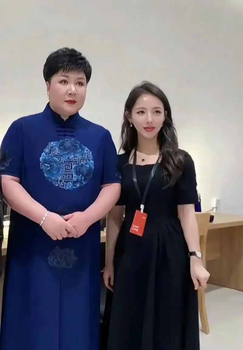 郭德纲老婆,这气势,比男人还man,怪不得她能镇得住老郭. 看她脸型,天