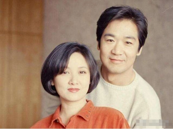 两人租住正在一处地下室,十几平米的房间里,只放得下一驰床垫和一个