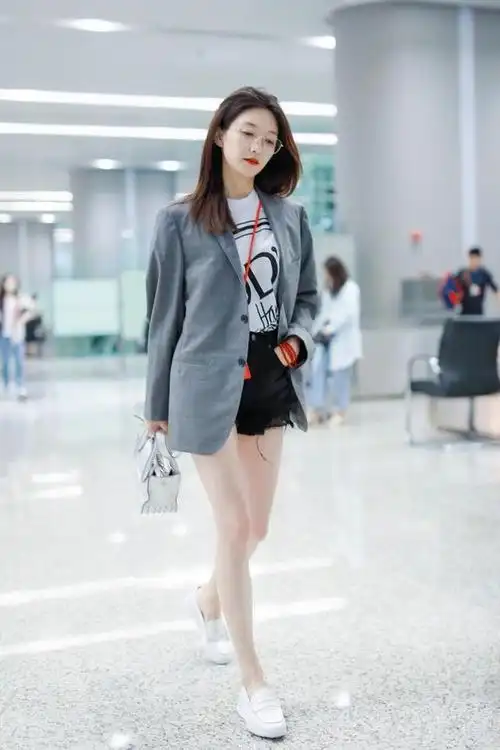 江疏影的身高不算是特别高的类型,但是她的身材比例却非常好,尤其是一