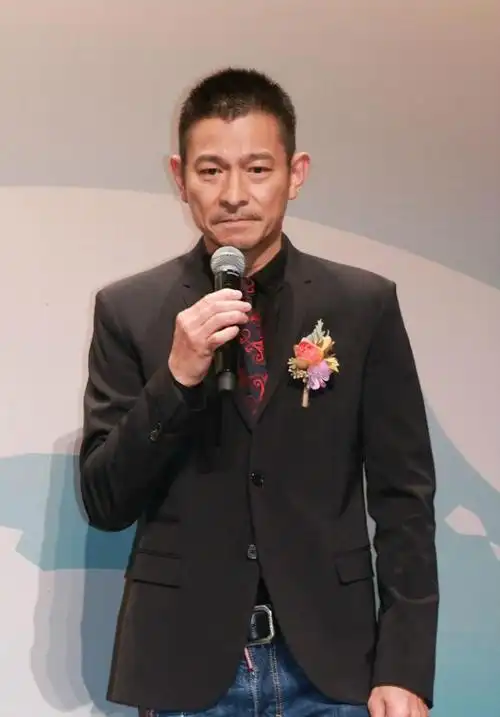 刘德华现身,57岁刘德华现身颁奖典礼身形消瘦