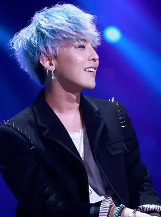 图权志龙蓝色头发炫酷十足疑与水原希子恋情曝光