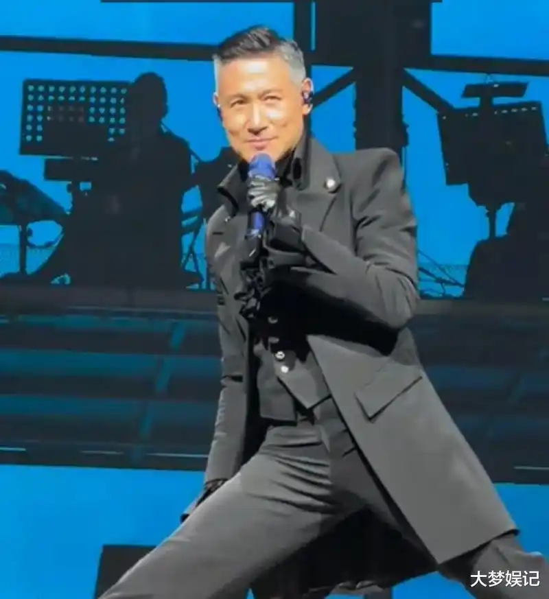 61岁张学友"再现一字马"状态网友惊:我16岁都不行