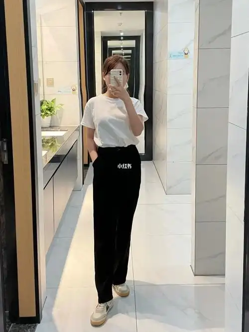 白t黑裤小白鞋上班也能这么穿