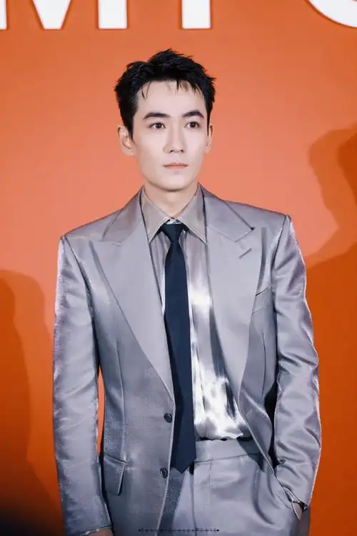 朱一龙灰色西装造型##tomford绝色之境