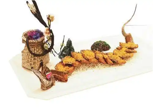 连接鱼首鱼尾——这条已成盘中餐的带鱼,因为独特的造型和精致的摆盘