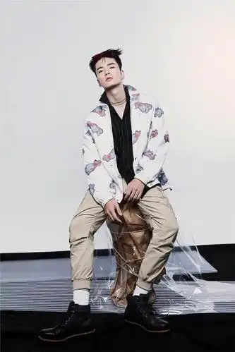 吴希泽最新大片曝光,穿格纹针织背心显英伦复古风,演绎三种风格