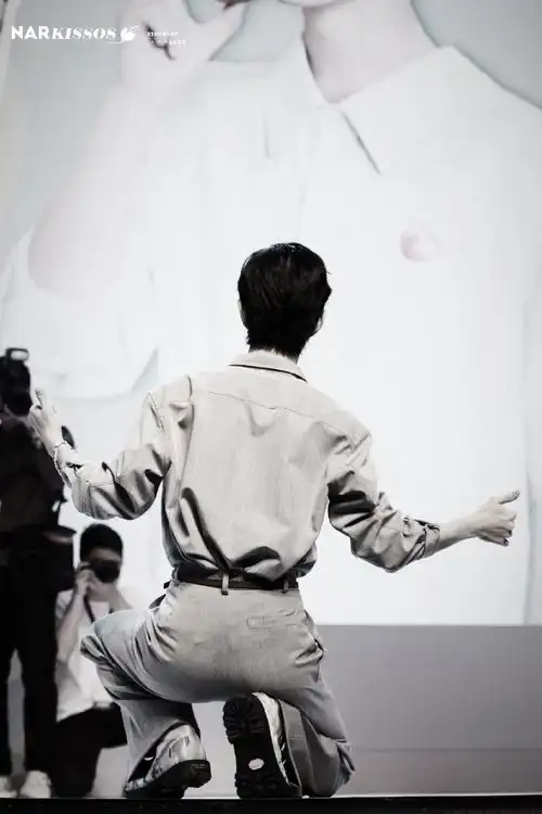 一些目光中央的背影.#肖战