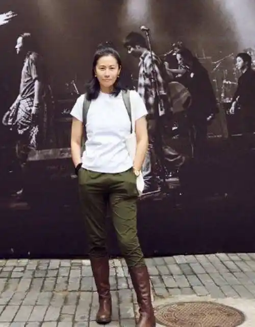 窦唯前妻近照公开,50岁气质依旧,戴墨镜误认是王菲_高原_卫衣_黑色