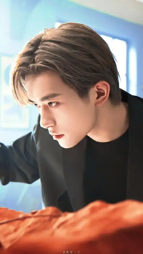 易烊千玺闭眼侧颜