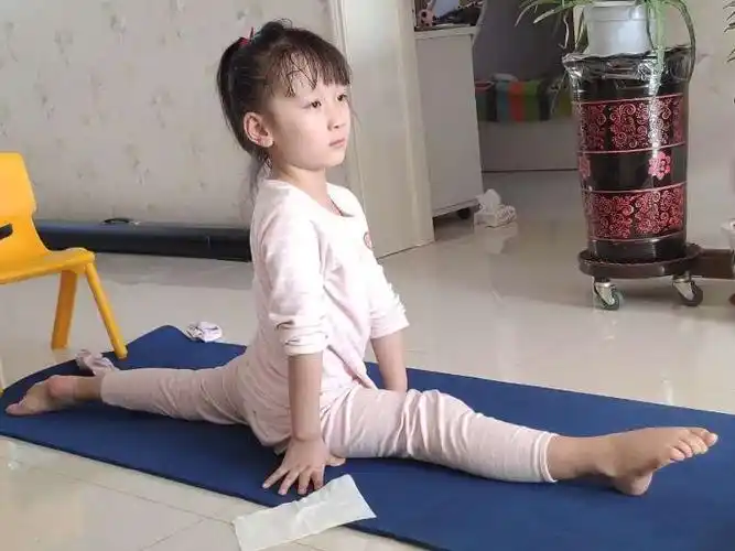 看看这两个小美女的劈叉下的好厉害哟!